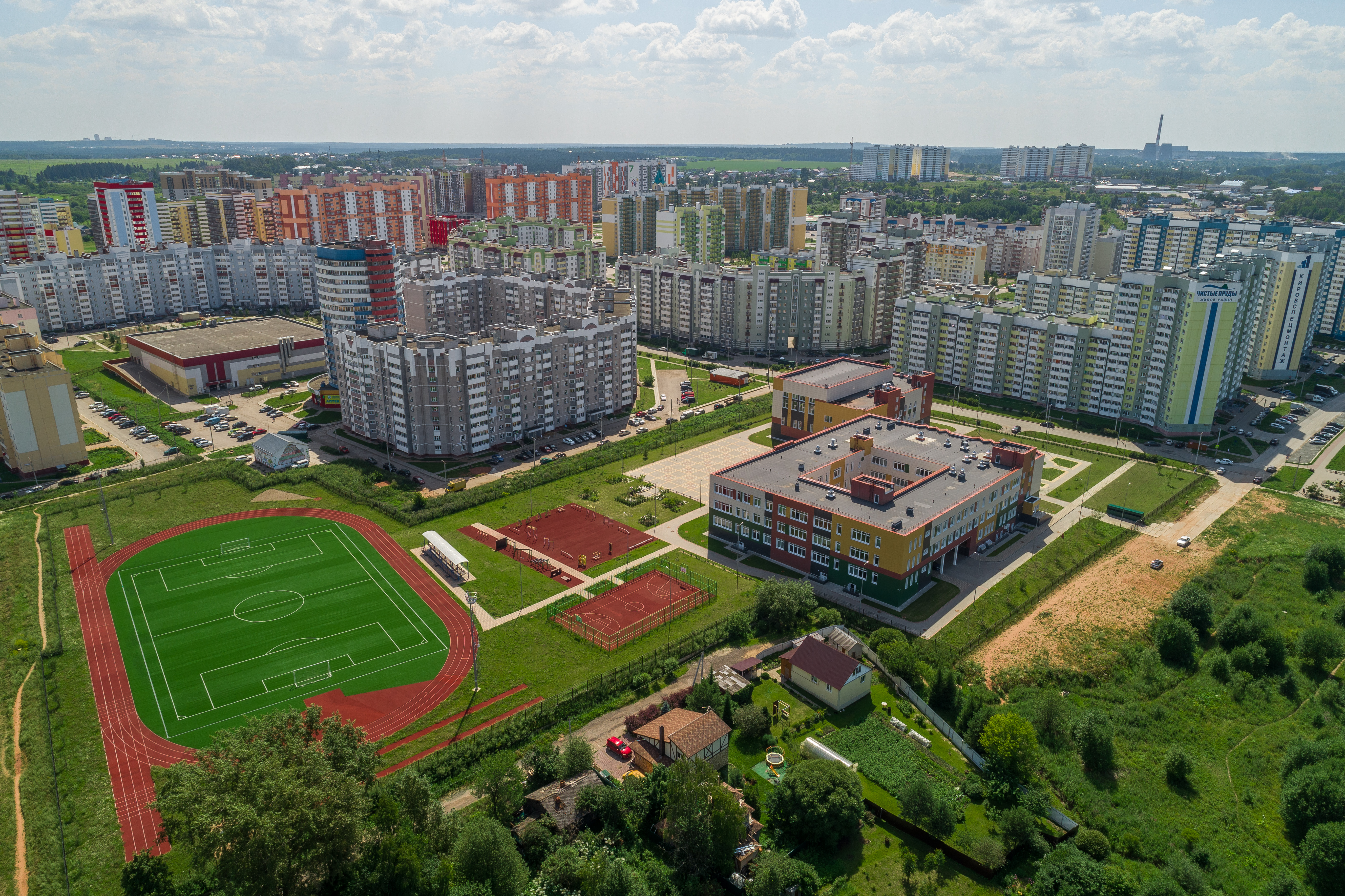 Ривер парк киров. Новая школа в чистых прудах Киров. Новый парк в чистых прудах Киров. Школа в чистых прудах Киров.