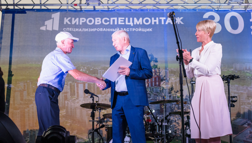 Врио губернатора Александр Соколов поздравил жителей Чистых прудов с Днём рождения микрорайона