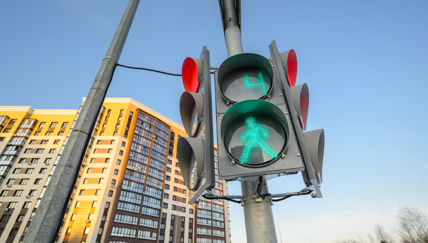Переходить дорогу стало безопасно: в Чистых Прудах включили новый светофор с кнопкой вызова.